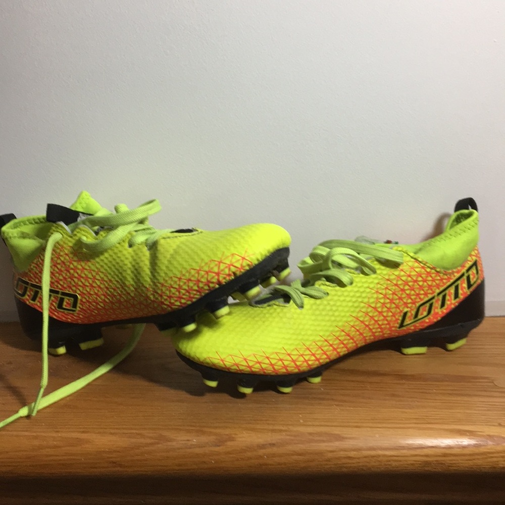 Soccer shoes